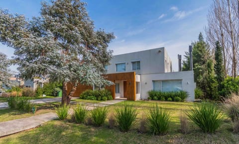 Venta de espectacular Casa en Altos de La Tahona Barrio Privado
