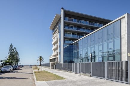 Oficinas Corporativas en Carrasco: ubicación estratégica con diversos metrajes y tipologías. Tu espacio profesional en la mejor zona.