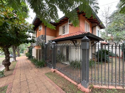 EN VENTA CASA DE 4 DORMITORIOS EN ZONA BARRIO FELICIDAD