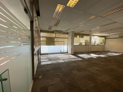LOCAL Y OFICINAS  CON MEJORAS - EN CIUDAD VIEJA DESARROLLADO EN 3 PLANTAS