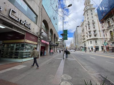 Venta en Conjunto de 5 Locales Comerciales en Galería Cristal