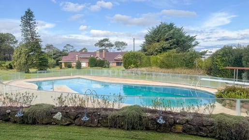 La Mansa – Gran residencia en lote de 10.636 m² con 2 casas, piscina y 2 canchas de tenis