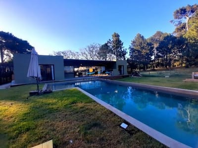 Casa en venta: 3 dormitorios,3 baños, piscina climatizada, zona Marly, Punta.