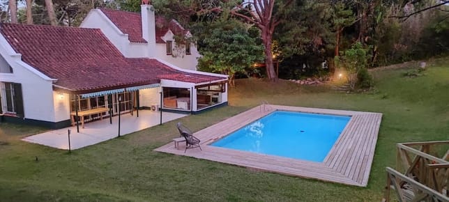 Alquiler Temporada Alta 2023/24 Casa De 5 Dormitorios Y Gran Piscina En Playa Mansa De Punta Del Este!