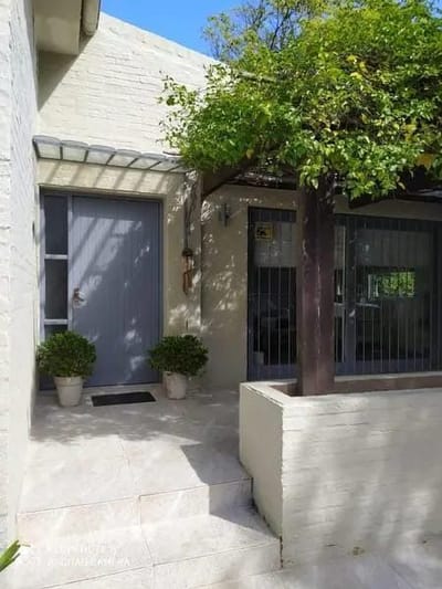 Casa en alquiler de 3 dormitorios c/ cochera en Pinares