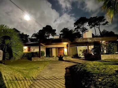 Casa en alquiler de 5 dormitorios c/ cochera en Playa Mansa