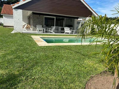 Casa en alquiler temporario de 5 dormitorios c/ cochera en Playa Mansa