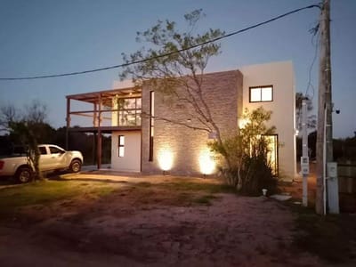 Casa en alquiler de 2 dormitorios c/ cochera en Playa Mansa