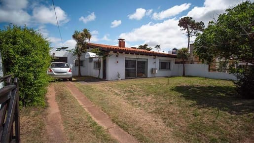 Casa en alquiler c/ cochera en Playa Mansa