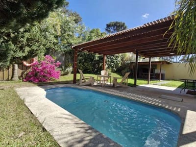 Casa en alquiler c/ cochera en Pinares