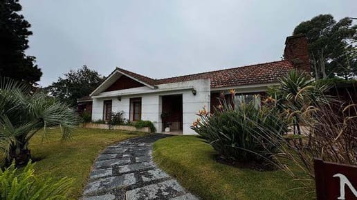 Exclusiva Residencia Anual en Cantegril: Lujo y Confort con Cochera Privada, Disponible a partir del 1 de Marzo.