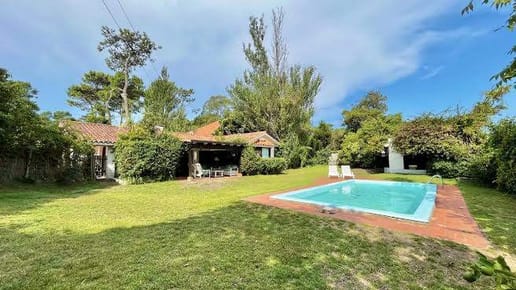 Casa en alquiler c/ cochera en Playa Mansa