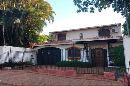 VENDO CASA EN BARRIO JARA A PASOS DE BRASILIA