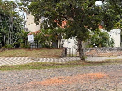 Vendo casa en esquina con alto potencial de desarrollo en zona Mercado 4