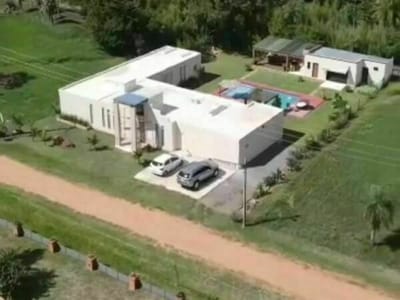 VENDO HERMOSA CASA EN BARRIO CERRADO MIRALAGO DE YPACARAI
