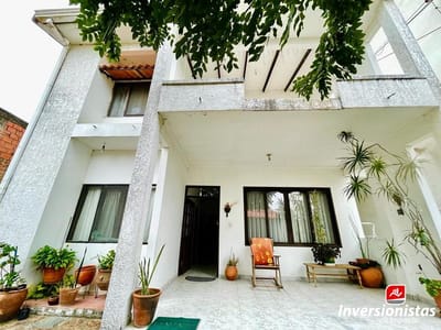CASA DE 6 DORMITORIOS EN ZONA RESIDENCIAL LAS PALMAS