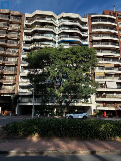 Apartamento en venta de 4 dormitorios c/ cochera en Punta Carretas