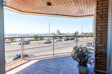 Apartamento en venta c/ cochera en Puerto Buceo