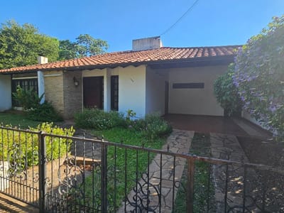 VENDO CASA EN PLENO CENTRO - BARRIO PETTIROSSI!!!
