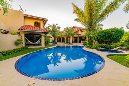 Casa en Venta 5 dormitorios en Condominio Colinas del Urubó sector 2 (Urubó)