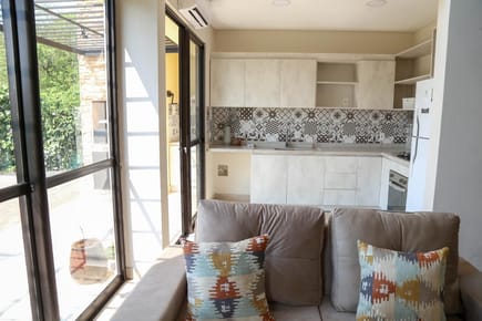 SE VENDE CASA AMOBLADA EN BARRIO CERRADO EN YPACARAY 