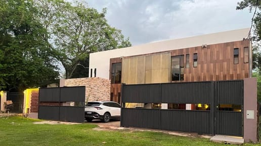 EN VENTA -CASA DE AUTOR DE ESTILO CONTEMPORÁNEO-SAN BERNARDINO , barrio Jardin