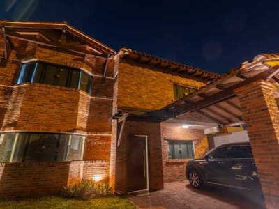 VENDO RESIDENCIA EN LAS GOLONDRINAS