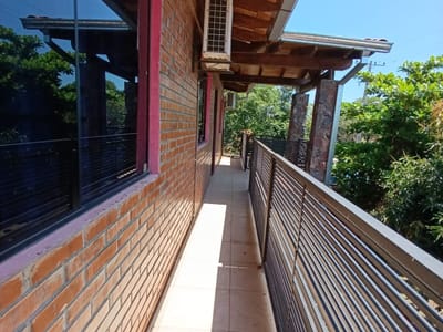 VENDO CASA DE 2 PLANTAS CON 5 DORMITORIOS EN EL CENTRO DE LIMPIO!