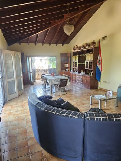 VENDO HERMOSA CASA EN YPACARAI!