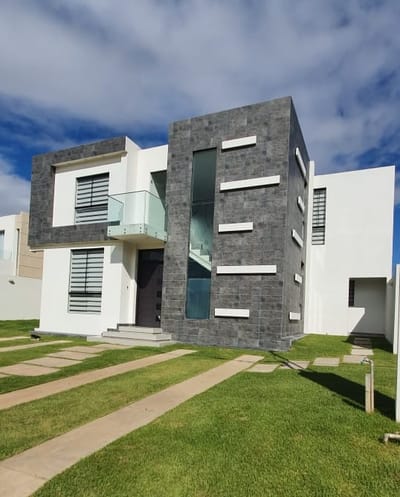 HERMOSA CASA EN CONDOMINIO CERRADO, EN EL URUBÓ.