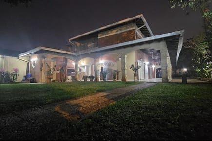 Amplia Residencia en esquina - Sajonia 