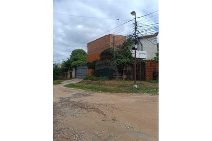 VENDO DUPLEX EN ESQUINA A PASOS DEL CENTRO DE SAN LORENZO
