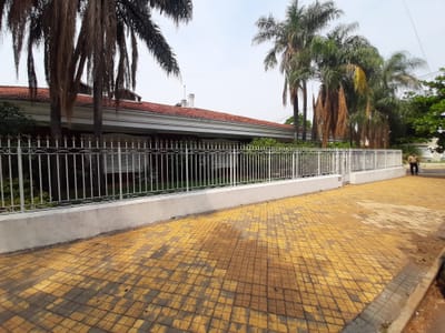 Excelente Esquina De 1.660 M2 En Barrio Jara, A Pasos De Brasilia Y España