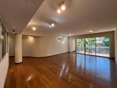 Vendo amplio departamento 3 habitaciones 2 cocheras Edificio MANORA