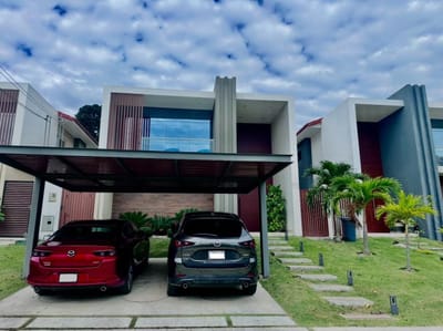 CASA EN VENTA - BOSQUES DE LA COLINA