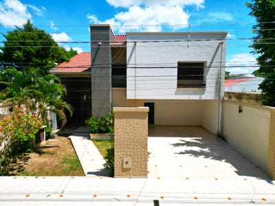 Moderna Casa con Amplios Espacios en Condominio Icaraí – Zona Este