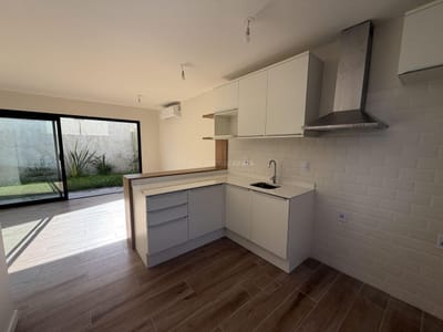 Alquiler a estrenar!!! casa Ph duplex 2 dormitorios, 2 baños, cochera, patio. Carrasco Norte