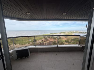 Alquiler apartamento con vista al mar 3 dormitorios, servicio. Garage. Punta Carretas