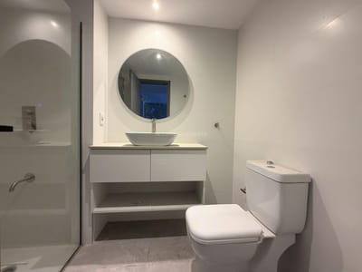 Alquiler apartamento A ESTRENAR. Un dormitorio, balcón y parrillero. Garage. Buceo