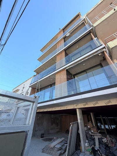 Alquiler apartamento A ESTRENAR. Un dormitorio, balcón y parrillero. Garage