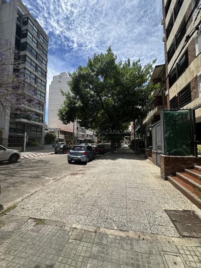 Venta con renta local comercial en Pocitos impecable