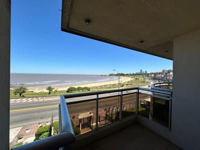 Venta apartamento con renta. Balcón frente a la Rambla de Malvín