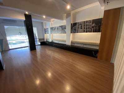 Venta CON RENTA gran local comercial!! Plaza Independencia