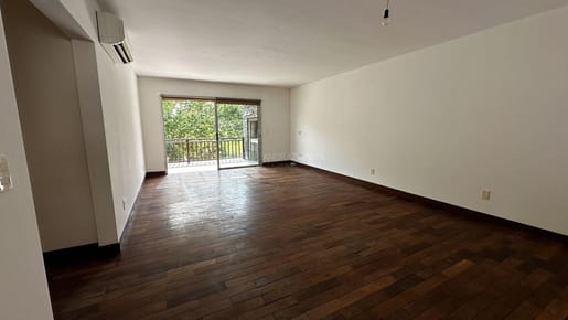 Venta apartamento 3 dormitorios y servicio, garage doble box. Carrasco impecable