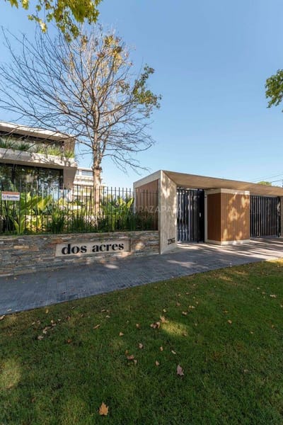 Venta CASA A ESTRENAR Dos Acres. Jardín, parrillero. 2 Cocheras