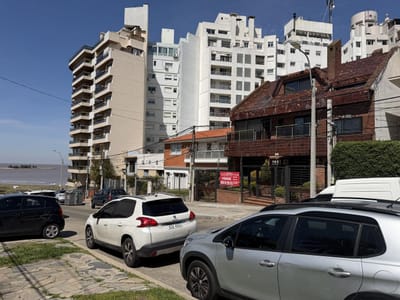 Venta casa PH de bajos con fondo y barbacoa 3 dormitorios 2 baños garage para 2 autos Malvin.
