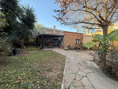 Venta casa 4 dormitorios y servicio, garage y 2 cocheras, jardín. Atahualpa.