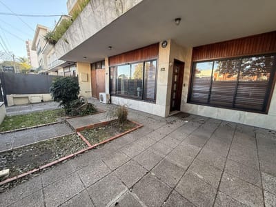 Venta casa 4 dormitorios y servicio, garage y 2 cocheras, jardín. Atahualpa.