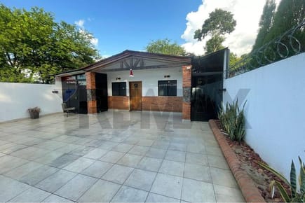 VENDO CASA CON PISCINA EN LUQUE