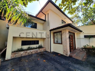 VENDO AMPLIA RESIDENCIA DE 3 HABITACIONES
